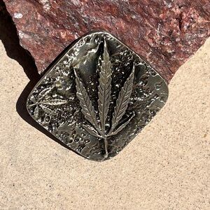 Cannabis belt buckle in Silver tone